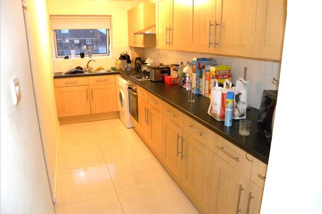 493, Rochfords Gardens, Slough photo 3