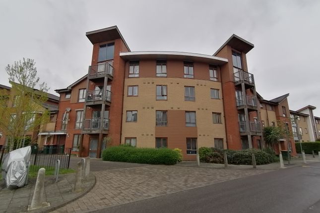 Flat to rent in Commonwealth Drive, Crawley