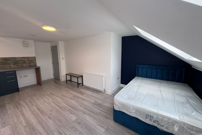 Room A, 42 Avondale Road, Luton photo 3