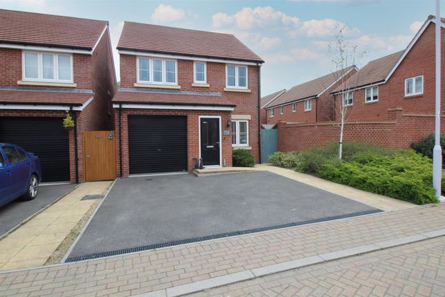 3-bed house on 13, Ullswater  Road, Crawley, £2,400/mo