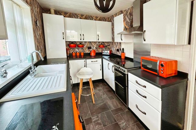 1-bed house on 28 Ragees Road, Kingswinford, £110,000