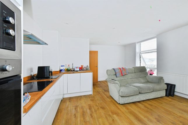 Flat 4, Regal House, Fore Street, Saltash photo 4