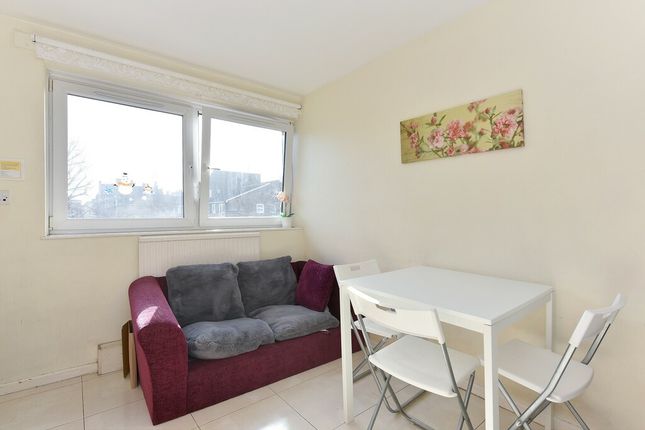 Flat to rent in Crefeld Close, Hammersmith