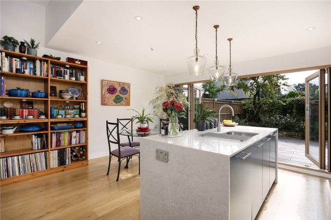 10, Kingslawn Close, London photo 2