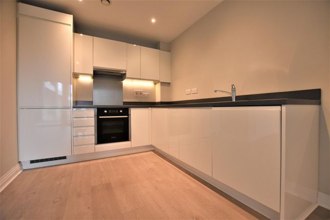 Flat to rent in Bentinck Road, Yiewsley, West Drayton