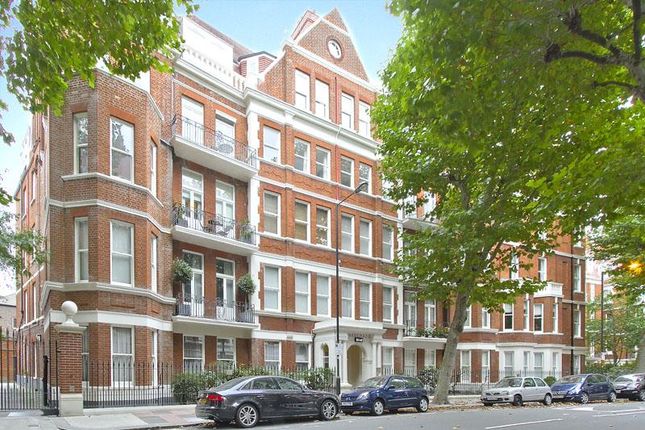 Flat for sale in Fitzgeorge Avenue, London