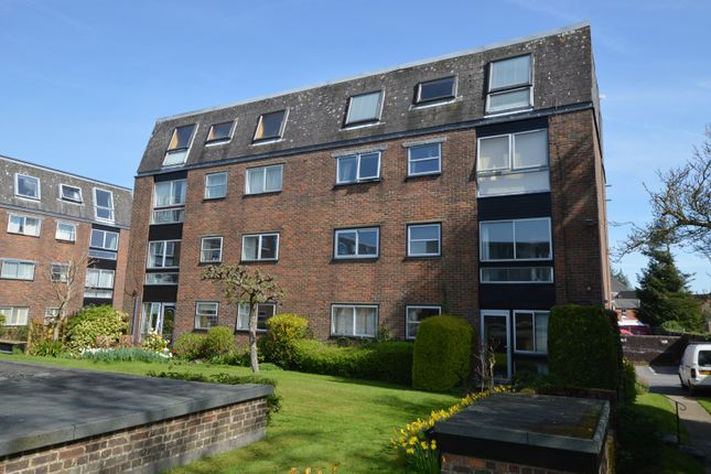 Thumbnail Flat to rent in 41 Castle Garden, Swan Street, Petersfield, Hampshire