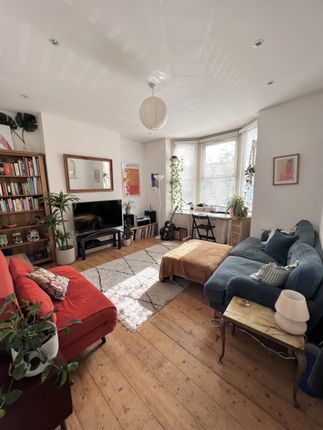 Flat to rent in 103 Benhill Road, London