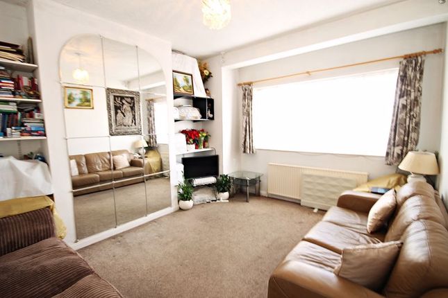 Flat for sale in Eastmead Avenue, Greenford