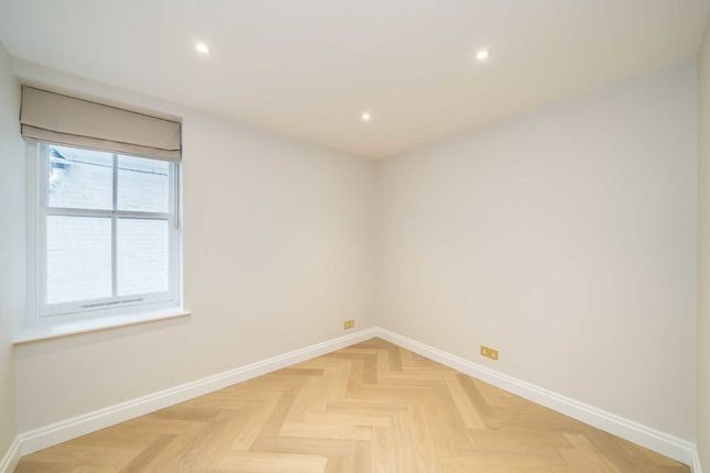 Flat to rent in Vicarage Gate, London