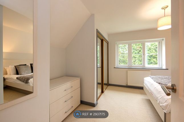 Flat, A Bassett Green Road, Southampton photo 2