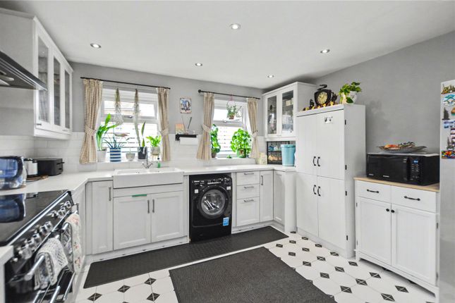 1, Pymont Court, Wakefield photo 2