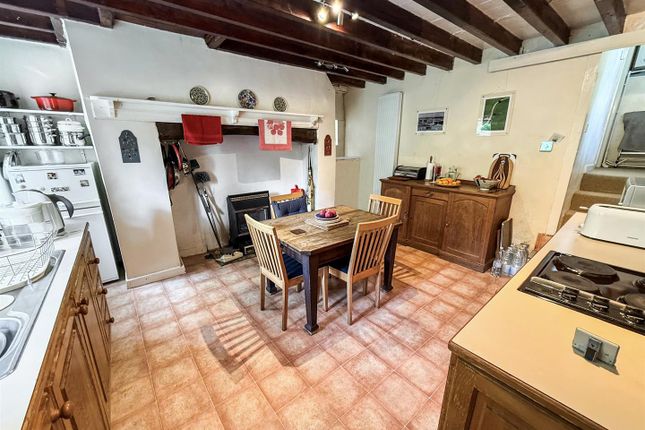 Kitchen/ Dining Room