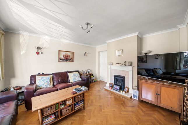 12, Rayners Crescent, Northolt photo 3