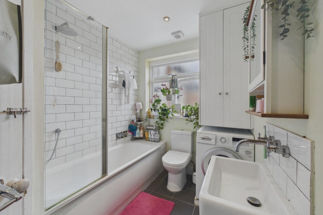 Flat A, 42, Leghorn Road, London photo 4