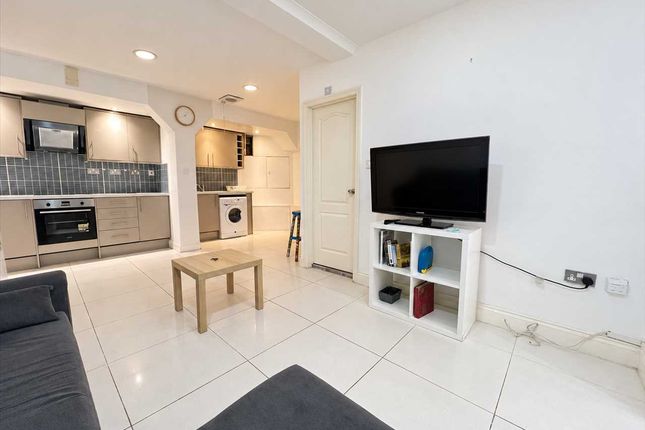 Basement Flat 5A, Castlehill Parade, West Ealing photo 3