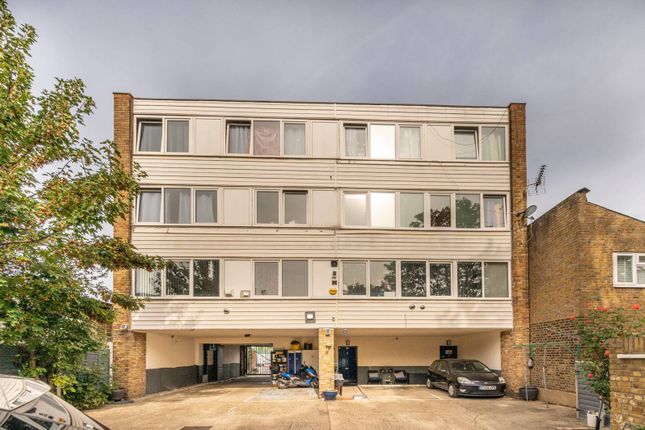 Flat to rent in Deanery Road, Stratford, London