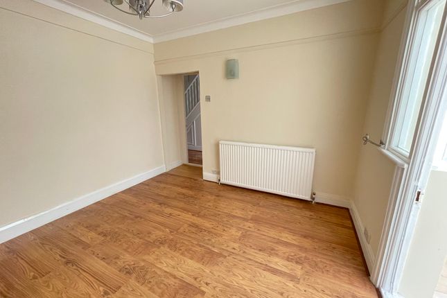 00, Sheringham Avenue, Romford photo 5