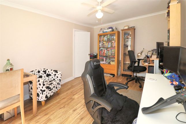4, Foresters Close, Surrey photo 4
