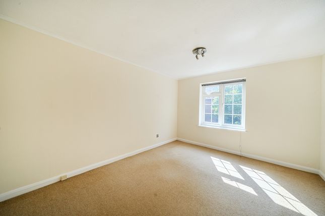 9, Lynn Court, Guildford photo 4