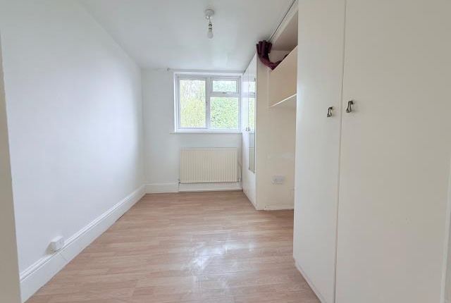 Room 1, 86, Elgar Avenue, Surbiton photo 3