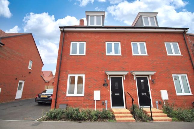 Semi-detached house to rent in Kingsman Drive, Botley, Southampton