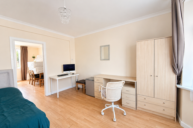 18, Boundaries Road, Feltham photo 3