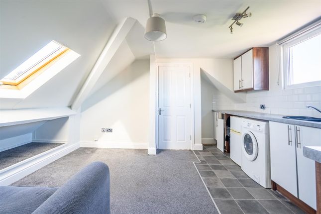 Flat 4, 87 Cromer St Living Kitchen.Jpg