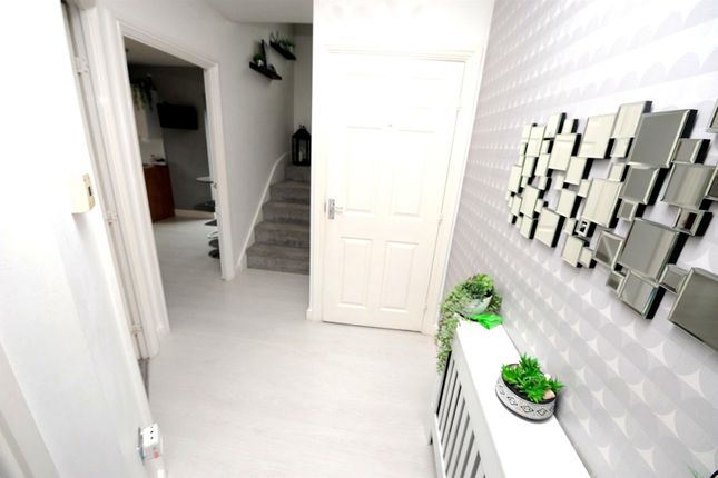 25, Cameron Grove, Bradford photo 4