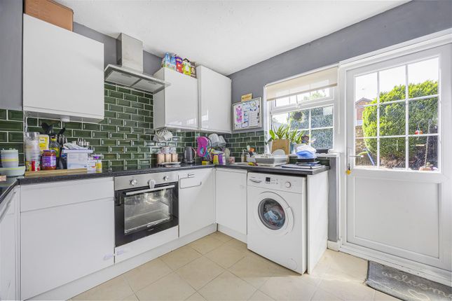 31, Boulters Close, Slough photo 3