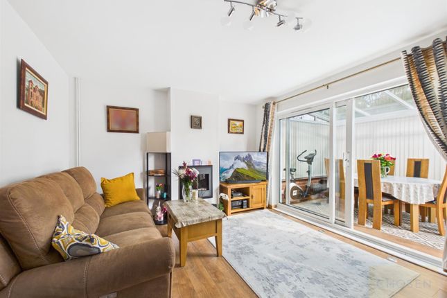 2, Willowbrook Drive, Cheltenham photo 2