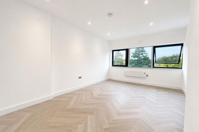 37, Oakley Place, Fleet photo 2