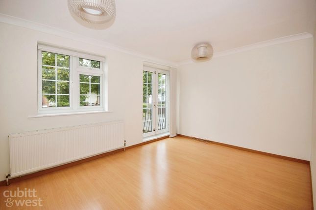9, Stanley Road, Sutton photo 2