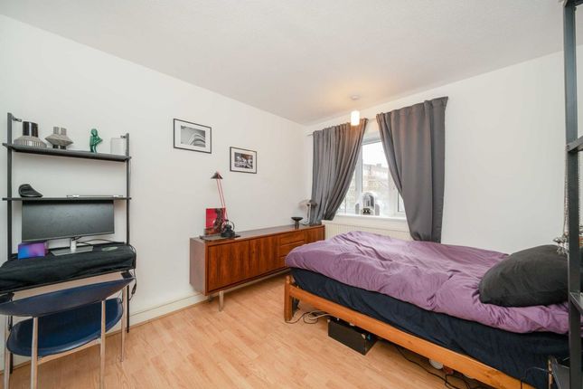 Flat for sale in Stroud Green Road, London