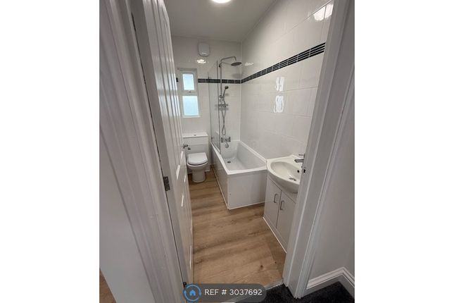 Flat, Lower Addiscombe Road, Croydon photo 5