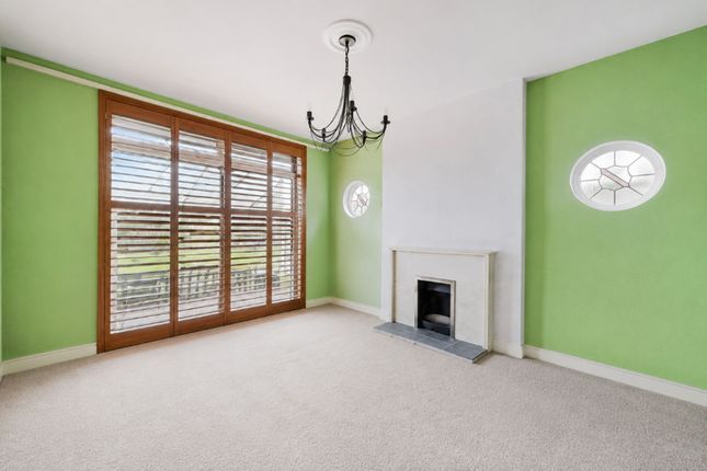 13 The Warren, Worcester Park photo 4