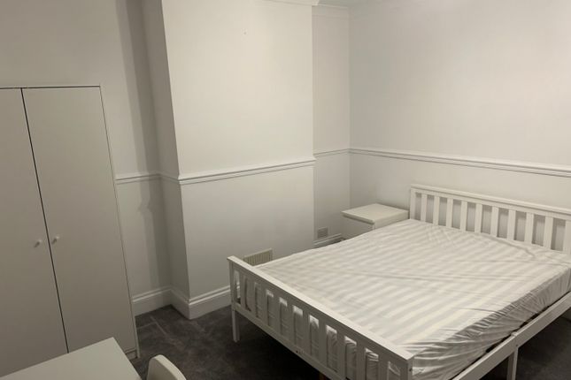 A Spacious And Tidy Double Bedroom, Perfect For St...