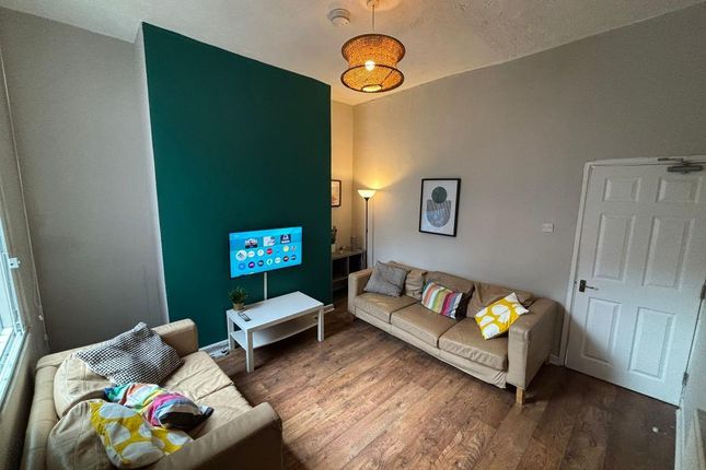 48, Strawberry Hill, Salford photo 2