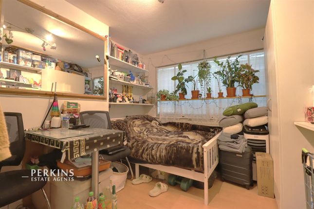 20, Welland Gardens, Western Avenue, Greenford photo 3