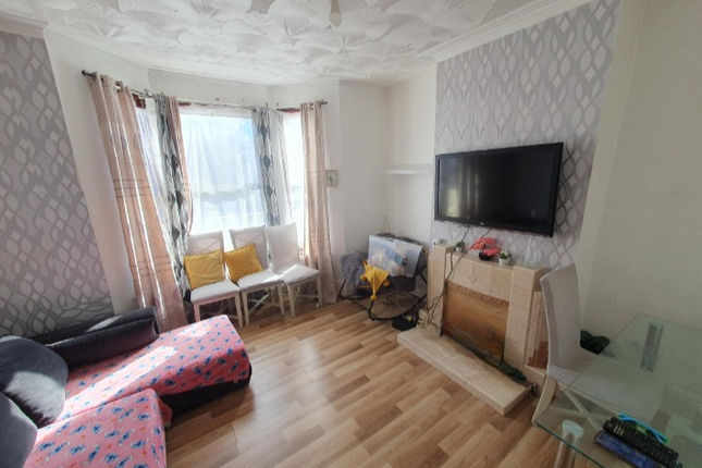 22, Nicholes Road, Hounslow photo 2