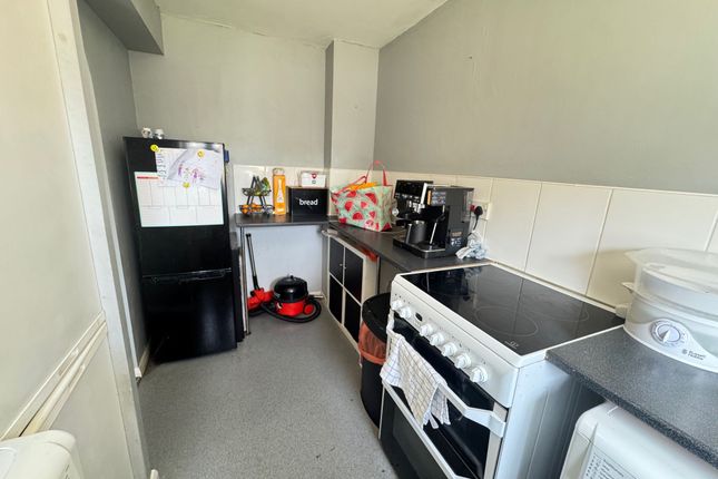 25 Naunton Way, Hornchurch photo 5