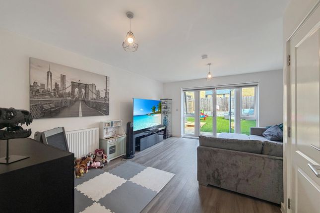 5, Somerset Close, Grays photo 2