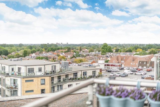 Flat to rent in The Heart, Walton-On-Thames