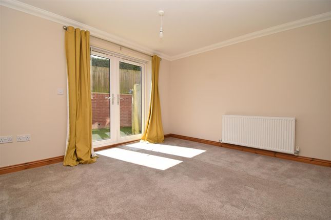 7, Church Gardens, Wakefield photo 2