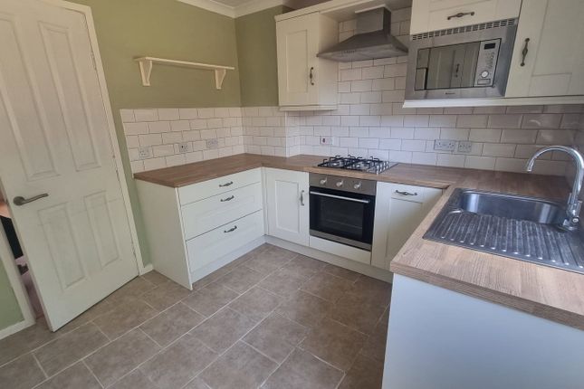 144, Lowdell Close, West Drayton photo 3