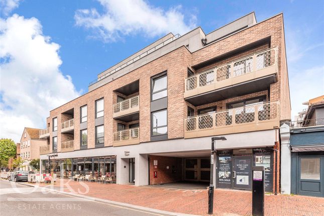 Flat to rent in High Street, Purley