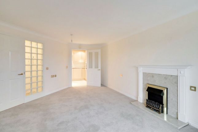Flat 48, Hinchley Manor Manor Road North, Esher photo 3