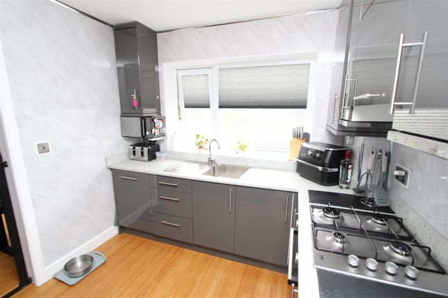 32, Wharncliffe Drive, Bradford photo 5