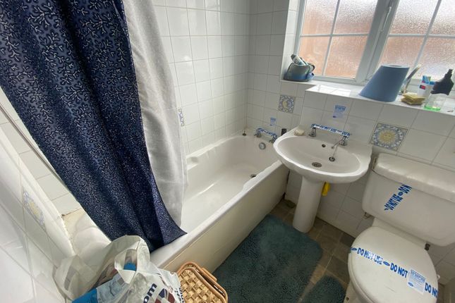 9, Farm Close, Bedford photo 5