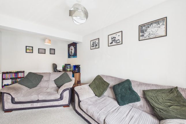 8, Greenfinch Crescent, Witham St. Hughs Lincoln photo 2